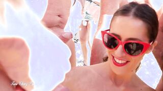 I masturbate on the beach of Cap d'Agde and I suck all the horny voyeurs (real public sex)