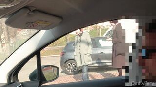 DICK FLASH CAR part 2. La troia infila la mano e mi fa godere