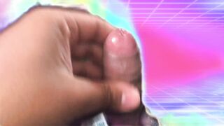 Chico de 21 años con un pene pequeño se masturba hasta eyacular unas cuantas gotas de semen
