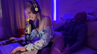 ????????The stepson sweetly fucked a wet, insatiable stepmom for interfering in a video game stream
