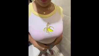 مدخلوش فكسي كلو يا محمدو????زبك كثير كبير موظفة شرموطة ببنك فشرم شيخ مع زميلها جوا الحمام ????????????